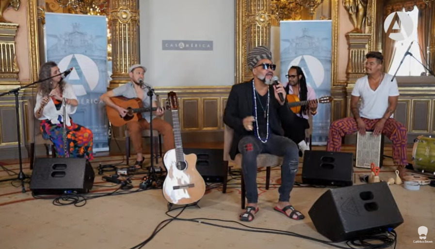 Assim, Brown afirma que não enxerga nenhuma geração como perfeita, mas entende que a atual busca mais likes do que aplausos e pouco procuram inovações em suas carreiras.