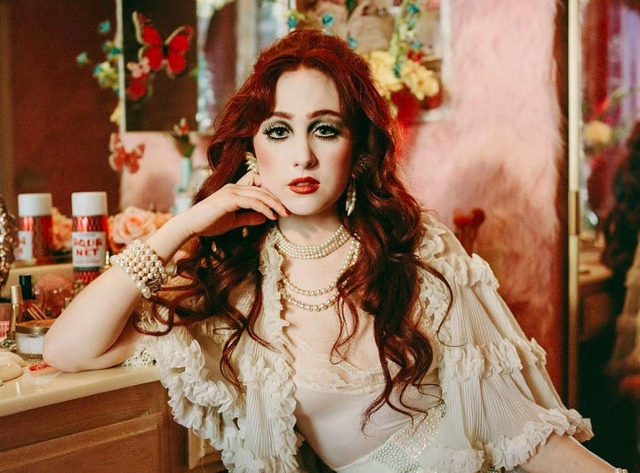 A cantora Chappell Roan, 26, que teve ascensão meteórica nos últimos meses, trabalhava até poucos anos atrás como atendente em uma cafeteria drive-thru da rede americana Scooter’s Coffeee. A nova estrela do pop contou sobre o período em entrevista ao canadense Nardwuar. 
