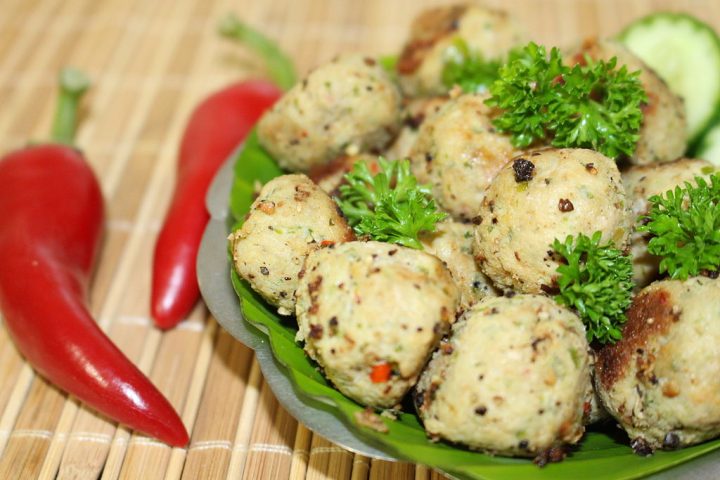 A versatilidade das almôndegas permite adaptações vegetarianas ou veganas, usando ingredientes como lentilha, grão-de-bico, cogumelos ou soja texturizada. 