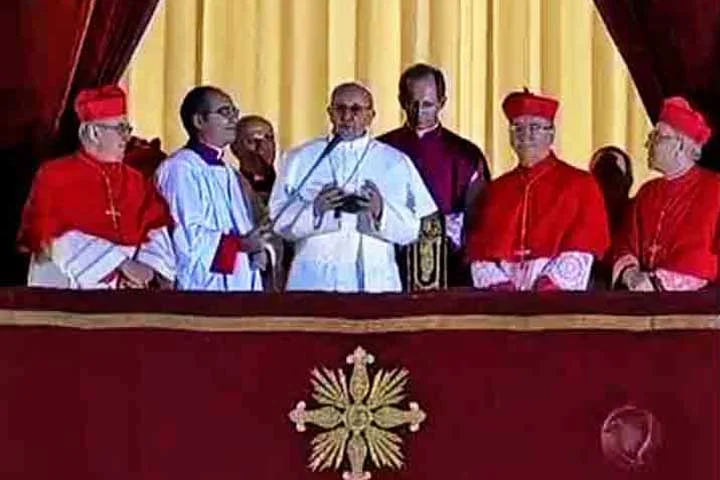 Cabe ao protodiácono fazer o anúncio oficial na sacada da basílica de São Pedro. Ele solta a famosa expressão “Habemus Papam!” (“Temos um Papa”). 

