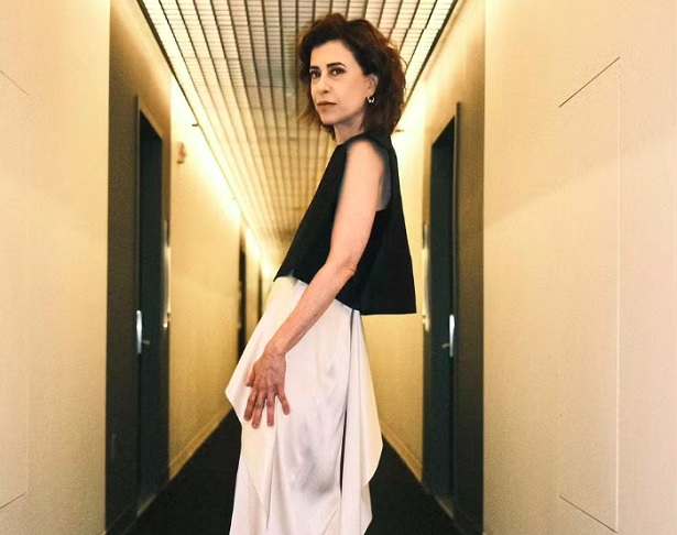 Ela estudou no Instituto Souza Leão, uma escola experimental, e concluiu o ensino médio no Colégio São Vicente de Paulo. Logo após fazer o vestibular, ela decidiu seguir a carreira de atriz.
