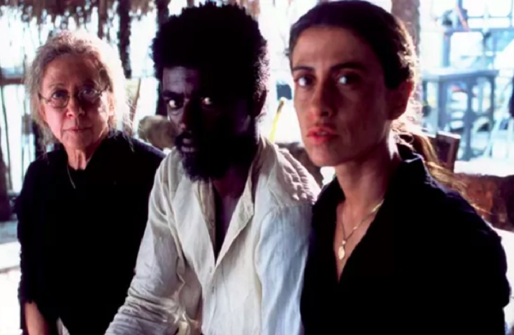 Fernanda Torres e Fernanda Montenegro também estiveram juntas em “Fogo e Paixão” (1989), “Traição” (1998), Gêmeas (1999), “Redentor” (2004), e no elogiado drama Casa de Areia (2005 - foto), no qual interpretam mãe e filha.
