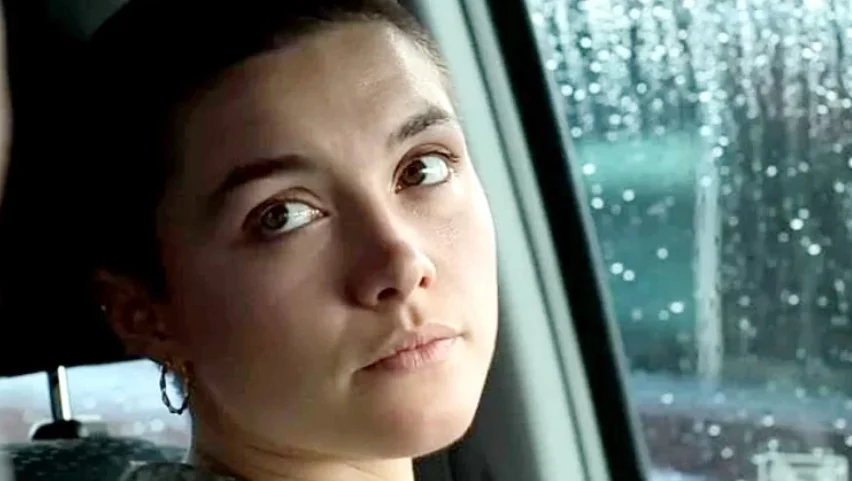 A atriz Florence Pugh declarou em entrevista à revista “Vogue” que seu corpo ficou “um pouco traumatizado” quando ela raspou a cabeça para gravar o filme “We Live in Time”. “Em muitas religiões, o cabelo é a coisa mais preciosa do corpo - é onde você armazena suas memórias, seus sonhos e sua história. (Raspar os cabelos) foi realmente estranho”, declarou a atriz britânica. 