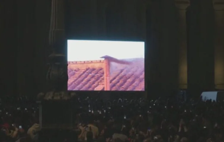 A multidão em frente à Basílica soube, então, que seria necessário esperar por, pelo menos, mais uma rodada. Neste 8 de maio, haverá uma votação às 5h30 (horário de Brasília). E, se o Papa não for escolhido, o dia ainda poderá ter outras três tentativas, às 7h, 12h30 e 14h. Se, ainda assim, a fumaça branca não sair, aguarda-se o dia seguinte. 