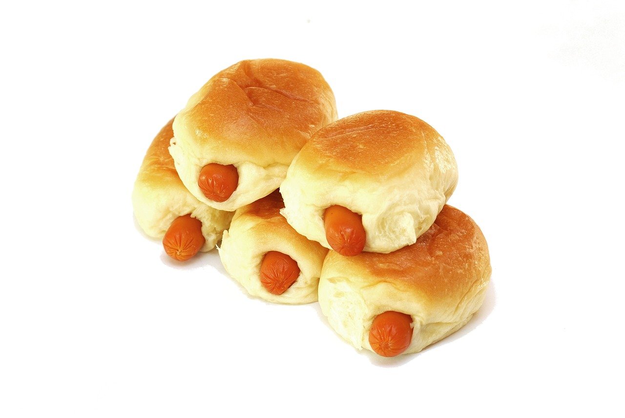 Em 1904, na cidade de Saint Louis, nos Estados Unidos, um vendedor de salsicha quente criou uma maneira de os seus fregueses não queimarem a mão. A quem comprasse suas salsichas, ele oferecia luva de algodão. Só que os clientes se esqueciam de devolvê-las. Seu cunhado sugeriu que o salsicheiro começasse a usar pão.