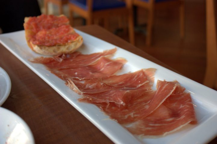 Jamón ibérico: Tipo de presunto curado de porco preto ibérico. É uma das maiores joias gastronômicas do país e costuma ser servido fatiado bem fino.