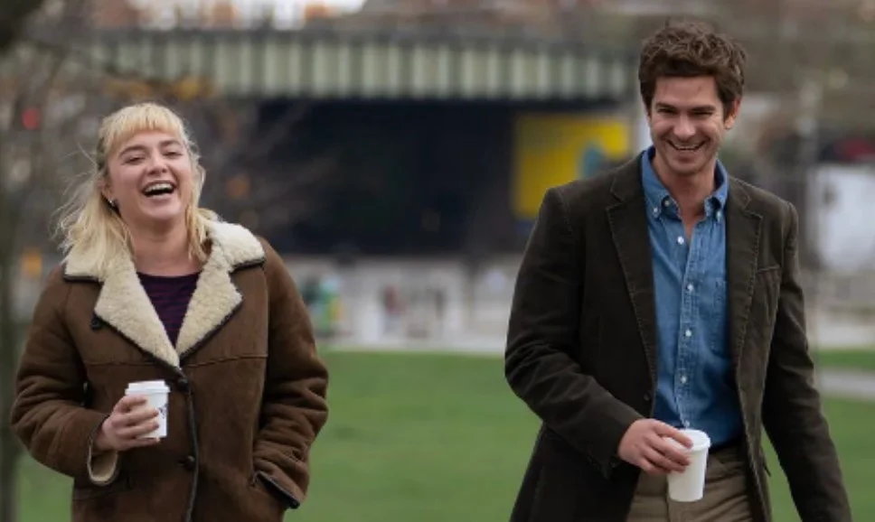 No longa-metragem, Florence Pugh vive uma jovem que precisa passar por um delicado tratamento médico. Na trama, ela forma um casal com o ator Andrew Garfield (“Homem-Aranha: Sem Volta para Casa”). 


