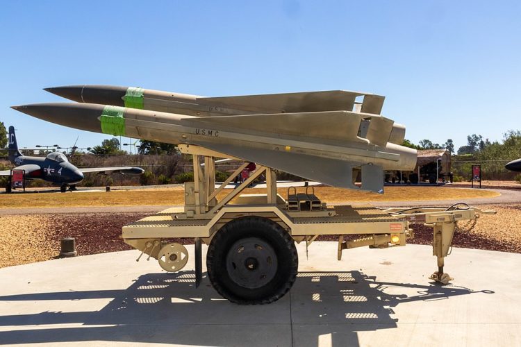 Ele chegou a trabalhar em armas usadas em conflitos no Vietnã e na Guerra Irã-Iraque, como os modelos AIM-7 Sparrow e MIM-23 Hawk (foto).