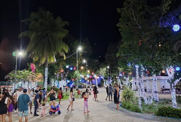 Além do lazer diurno, a região tem pontos bastante movimentos à noite, com opções de gastronomia e vida noturna. 