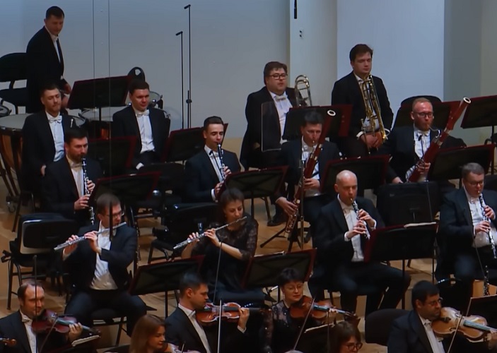 Estabelecida em 1990, a Orquestra Nacional Russa rapidamente conquistou um lugar de destaque no cenário musical mundial. Seu repertório é focado em compositores russos e abrange tanto obras tradicionais quanto contemporâneas.
