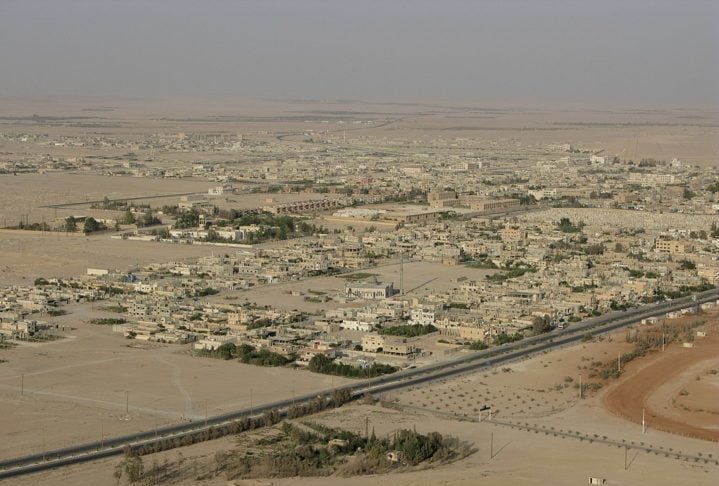 A região é pouco povoada, sendo habitada principalmente por comunidades beduínas nômades que dependem da criação de gado, como camelos e ovelhas, para sua subsistência. 