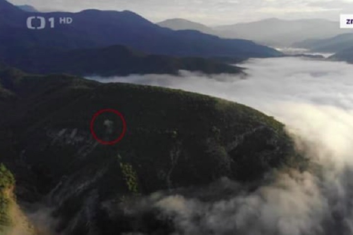 A descoberta aconteceu quando os pesquisadores notaram uma coluna de vapor saindo de uma cadeia de montanhas.