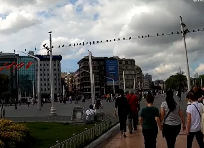 Praça Taksim (Taksim Meydanı) - Taksim é o coração moderno de Istambul, conhecida por sua movimentada vida noturna, restaurantes e lojas. A praça é também um importante símbolo político e cultural, frequentemente palco de manifestações e eventos públicos.