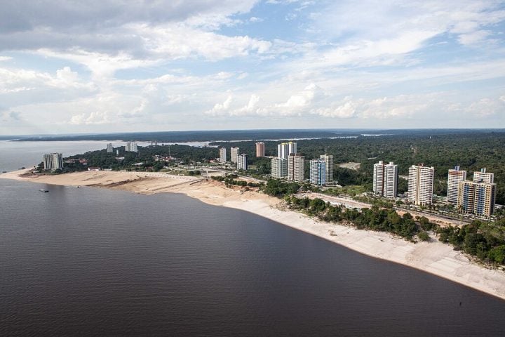 A Praia da Ponta Negra é um dos principais pontos turísticos de Manaus, localizada na zona oeste da cidade, às margens do Rio Negro.