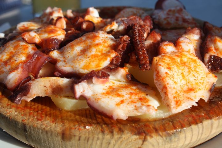 Para os amantes de frutos do mar, a gambas al ajillo (camarões refogados no azeite, alho e pimenta) e o pulpo a la gallega (polvo cozido com batata, azeite e páprica) são imperdíveis. 
