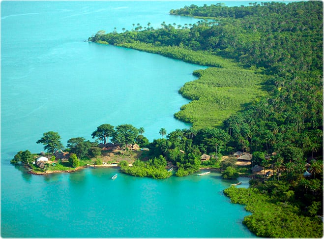 O país fica na Costa Oeste do norte da África. Seu maior destaque é o Arquipélago dos Bijagós, com 88 ilhas e ilhéus. Desde 1996 ele está na lista da Unesco como reserva da Biosfera. Paisagens incríveis e ótima infraestrutura para turismo.