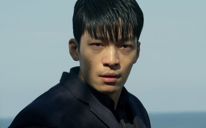Wi Ha-joon é um ator sul-coreano em ascensão, conhecido por suas performances em dramas e filmes (uma delas em Round Six, como o policial Hwang Jun-Ho). Com seu talento e presença de palco, ele conquistou o público e a crítica, tornando-se uma figura promissora na indústria do entretenimento.