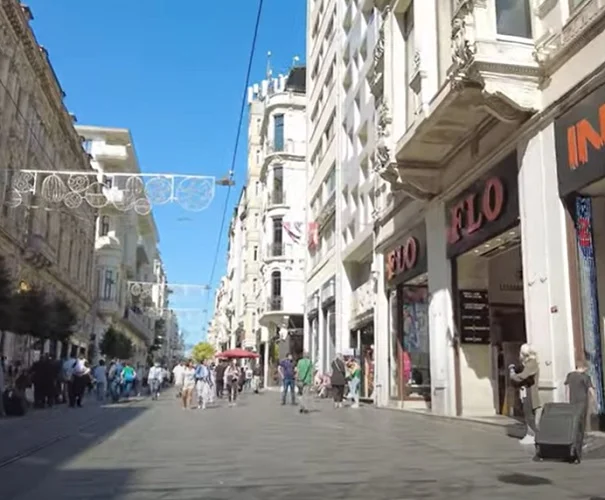 Rua Istiklal (İstiklal Caddesi) - Uma das ruas mais famosas de Istambul, Istiklal Caddesi é uma avenida vibrante repleta de lojas, restaurantes, galerias e edifícios históricos. Durante o século XIX, era o centro cultural e comercial da cidade.