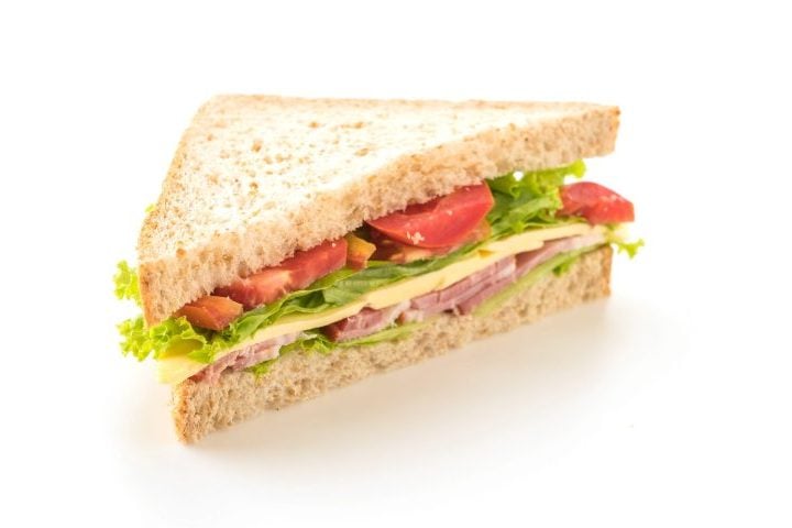 Para ele, a simples ideia de experimentar alimentos comuns, como um sanduíche, causa enjoo e até vômito.