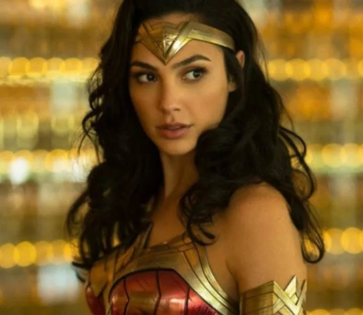 O papel da super-heroína Mulher Maravilha caiu no colo da israelense Gal Gadot, que alcançou um novo patamar nos estúdios de cinema a partir da oportunidade. 