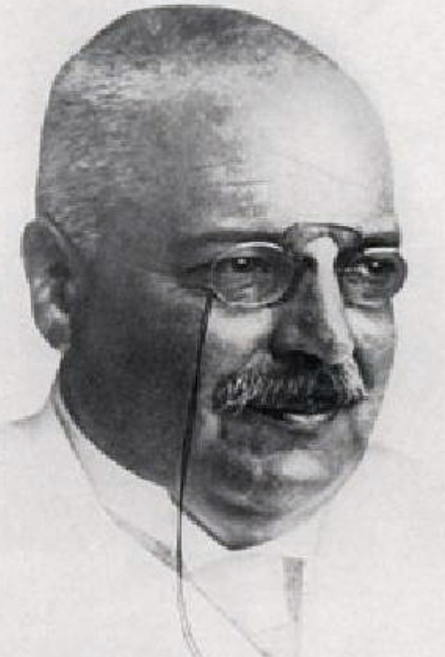 No hospital psiquiátrico de Frankfurt, ela foi tratada por Alois Alzheimer.  Nascido em 14 de junho de 1864, em Marktbreit, na Alemanha, ele  foi o neuropatologista que acabou batizando a doença. Alois morreu em 19 de dezembro de 1915, aos 51 anos, de insuficiência cardíaca. 