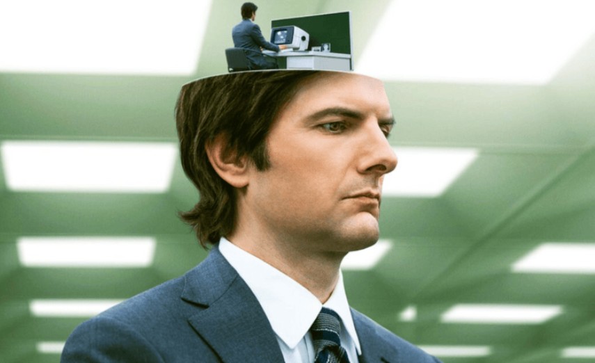 A série de TV “Ruptura”, que estreou a segunda temporada em janeiro, tornou-se a mais assistida da Apple TV+. Na trama, Mark (Adam Scott) lidera um grupo de funcionários que passam por um implante cerebral que separa suas memórias pessoais e profissionais. 
