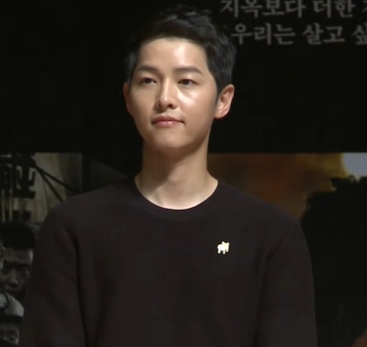 Song Joong Ki é um renomado ator sul-coreano, conhecido por suas atuações em dramas como Descendentes do Sol (2016) e Vincenzo (2021). Com seu charme e versatilidade, ele se tornou um ícone da indústria do entretenimento, conquistando prêmios e reconhecimento internacional.