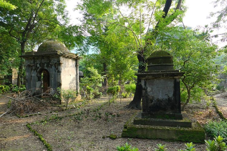 É conhecido por ser um cemitério com uma atmosfera serena e tranquila, com muitas árvores e vegetação ao redor. Muitos dos túmulos e mausoléus são adornados com esculturas elaboradas, relevos e inscrições gravadas. 