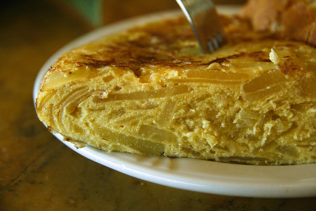 Tortilla española: Uma espécie de omelete de batata e cebola, que pode ser servida em fatias como lanche ou refeição leve. 