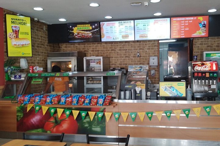 De acordo com os relatos, alguns estabelecimentos reaproveitam as almôndegas de dias atrás, requentando-as repetidas vezes.