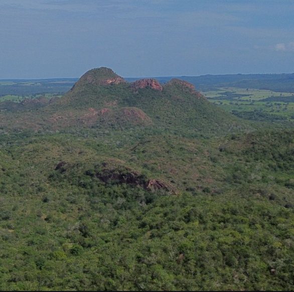 Trata-se do Domo de Araguainha, localizado na divisa entre os estados de Mato Grosso e Goiás.