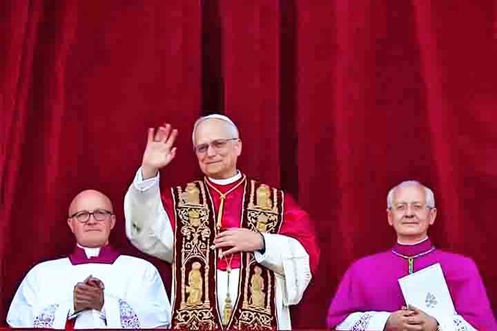 É o primeiro papa norte-americano da história e também o primeiro vindo de um país onde a maioria da população é protestante.