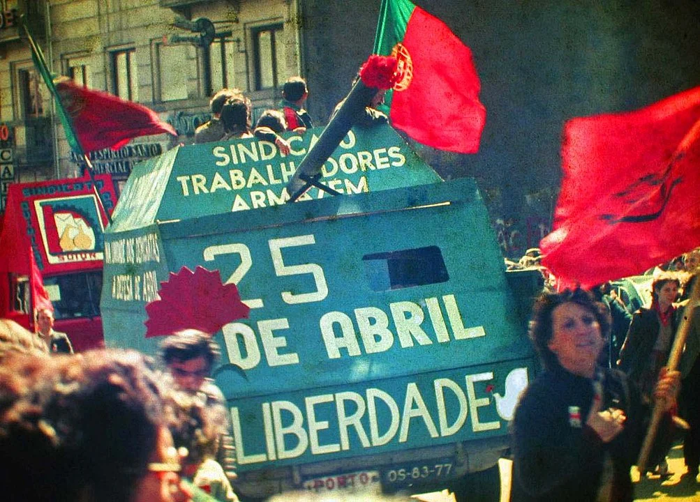 No dia 25/4/2024, Portugal celebrou outro fato histórico, este muito mais recente: os 50 anos da Revolução dos Cravos.  No dia 25 de abril de 1974, acabou o regime autoritário mais antigo da Europa ocidental no século 20 - que havia começado com a Ditadura Nacional, em 1926, e que teve sequência com o Estado Novo de António Salazar, a partir de 1933.