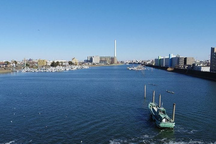 Depois, essa água é bombeada para o rio Edogawa, que fica em um nível mais baixo e faz o transporte até o mar.