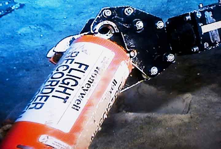 Além da aviação, a tecnologia das caixas-pretas também é utilizada em outros setores, como veículos ferroviários e marítimos, para registrar dados críticos e auxiliar em investigações de acidentes.