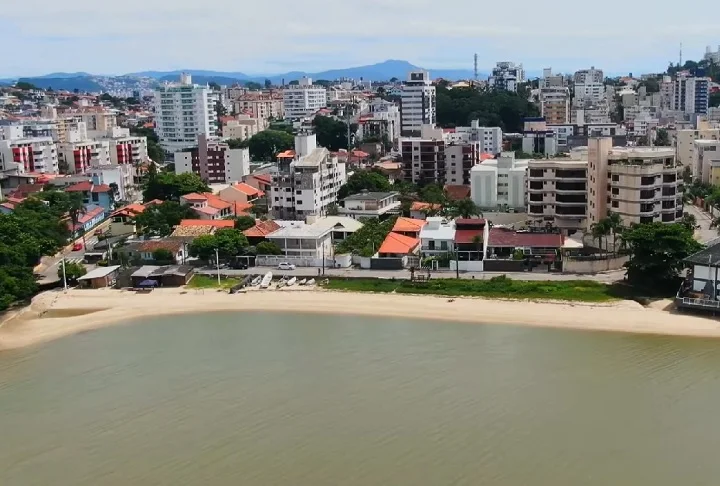 Em 2023, a praia passou por um processo de revitalização, que incluiu a instalação de decks com guarda-corpo metálico, bancos de madeira, lixeiras e faixas elevadas para pedestres, melhorando a acessibilidade e o conforto dos visitantes. 