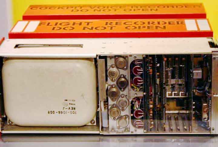 Após a recuperação, as caixas-pretas são enviadas a laboratórios especializados para análise. Os dados são extraídos e analisados para entender as causas do acidente. Esse processo pode levar semanas ou meses, dependendo da complexidade dos dados.