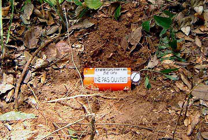 Caixas-pretas são dispositivos de registro utilizados principalmente em aviões para capturar dados críticos durante o voo. Elas gravam informações essenciais, como dados de voo e comunicações da cabine, ajudando a investigar acidentes e melhorar a segurança aérea. Apesar do nome, a maioria é de cor laranja para facilitar a localização após um acidente. Saiba, então, um pouco mais sobre esses importantes dispositivos.