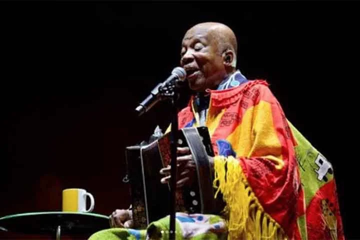 Em uma pensão na capital mineira, no Edifício Levy, Milton conheceu os irmãos Borges, Marilton, Lô e Márcio. Dos encontros na esquina, surgiram as  letras de canções como Cravo e Canela, Alunar, Para Lennon e McCartney, Trem Azul, Nada Será Como Antes, Estrelas, São Vicente e Cais. 