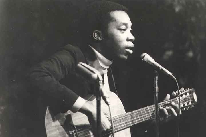 Além de cantor, ele é compositor e multi-instrumentista reconhecido mundialmente como um dos mais influentes e talentosos artistas da Música Popular Brasileira (MPB). 