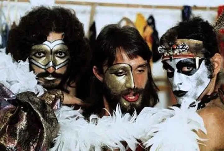 O Secos e Molhados, liderado pelo músico e produtor de origem portuguesa João Ricardo, teve em sua formação mais famosa Ney Matogrosso e também Gerson Conrad. Em 1973, a banda dominou as paradas musicais do Brasil com o álbum homônimo - considerado pela Revista Rolling Stones o quinto melhor da história da música brasileira. 
