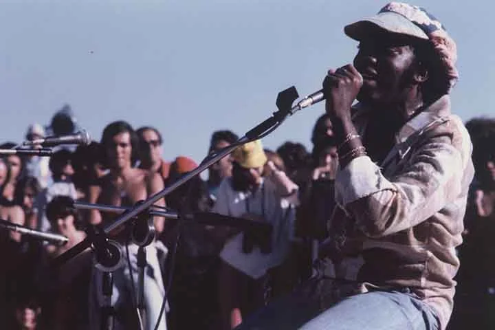 O encontro de 'Milton & Tamba' com os arranjos de Luizinho Eça, fazem de 'Travessia' um álbum definitivo e marcante. Em 1966, a composição Canção do Sal foi gravada por Elis Regina. A gaúcha foi a primeira cantora famosa a gravar suas composições. 
