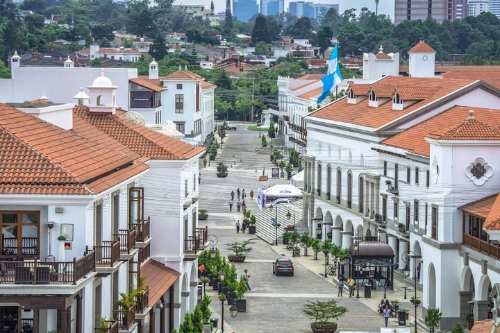 Guatemala: US$ 466,50 - No país localizado na América Central, o salário mínimo atual é de 3.593,55 quetzais guatemaltecos. 
