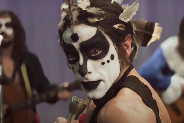 Jesuíta Barbosa encarna a persona libertária de Ney Matogrosso na cinebiografia "Homem com H"