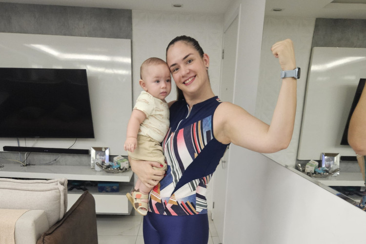 A bancária Márcia Pires com o filho Felipe, de 5 meses