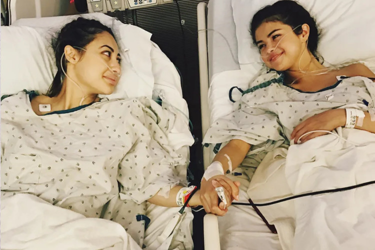 Selena Gomez (direita) com Francia Raisa (esquerda) no hospital para a realiza&ccedil;&atilde;o de um transplante, em 2017.