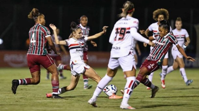 Guerreiras tiveram uma jogadora a mais ao longo da maior parte da partida, mas parou em boa atuação da goleira Carlinha