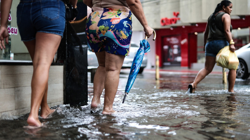 Fortaleza registrou 14,6 mm de chuva e pontos de alagamentos entre as ruas Pedro I e Barão do Rio Branco, no Centro da cidade