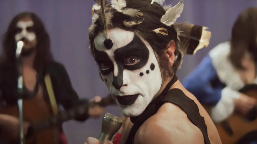 Jesuíta Barbosa encarna a persona libertária de Ney Matogrosso na cinebiografia 'Homem com H'