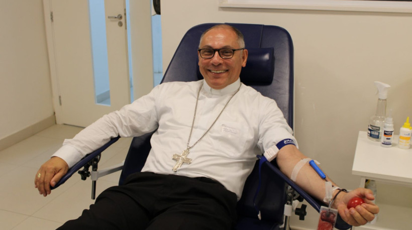 Arcebispo metropolitano, Dom Gregório, realizando doação de sangue em diocese de Petrópolis 